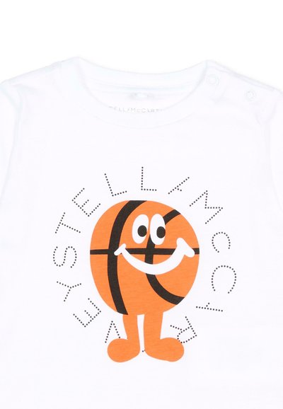 Indumento bianco con un personaggio da cartone animato di basket sorridente e testo punteggiato che si curva intorno a esso con la scritta "STELLA MCCARTNEY" davanti.