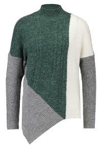 Pull en maille vert, blanc et gris avec un col montant, un ourlet asymétrique, des motifs texturés et des designs de points variés.