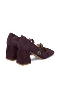 Scarpe alte in suede viola con punta affusolata, dotate di una fascia decorativa arricchita da gemme e un tacco a blocco spesso.