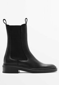 Bottine noire en cuir avec panneaux latéraux élastiques, deux languettes et un petit talon bloc sur fond blanc.