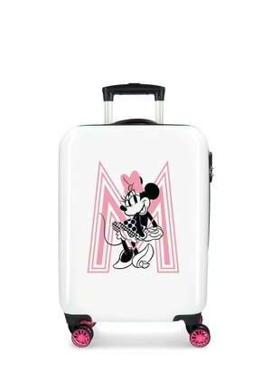 Maleta rígida blanca con ruedas y asa rosas, que presenta un gráfico en blanco y negro de Minnie Mouse con un lazo rosa y un vestido de lunares.