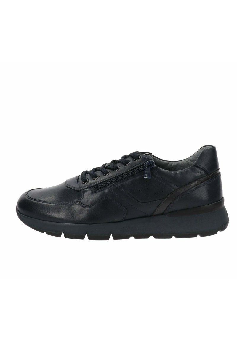 Zwarte leren sneaker met vetersluiting, zijrits en geperforeerde accenten. Dikke rubberen zool voor extra comfort en steun.