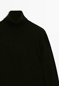 Schwarzer, langärmeliger Rollkragenpullover mit geripptem Kragen und Bündchen, auf einem weißen Hintergrund präsentiert.
