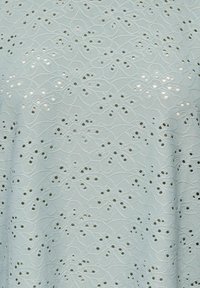 Υφασμάτινη δαντέλα ανοικτού γαλάζιου χρώματος με περίπλοκα λουλουδένια μοτίβα, μικρές κοψίματα και ομαλή υφή. Ιδανικό για ενδύματα και αξεσουάρ.