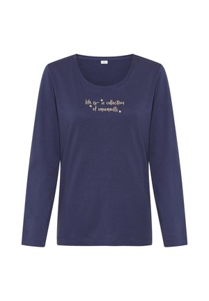 Marineblauw langärmelig shirt met ronde hals en beige tekst met de tekst ""life is a collection of moments"" op de borst.