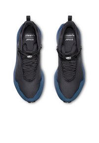 Schwarze Sportschuhe mit strukturiertem Obermaterial, blauen Akzenten und Schnürdesign. Verfügt über gepolsterte Kragen und Zunge für zusätzlichen Komfort.