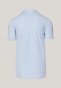 Jasnoniebieska koszulka polo z krótkim rękawem, z klasycznym kołnierzykiem i białymi akcentami na brzegach rękawów. Materiał wydaje się gładki.