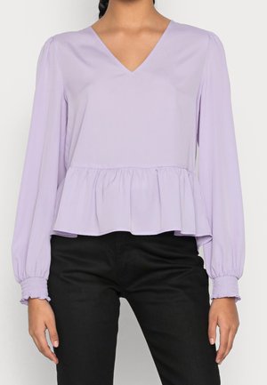 Lavende blouse met een V-hals, lange puffmouwen en een volantszoom. Gemaakt van lichtgewicht stof, met aansluitende manchetten en een ontspannen pasvorm.