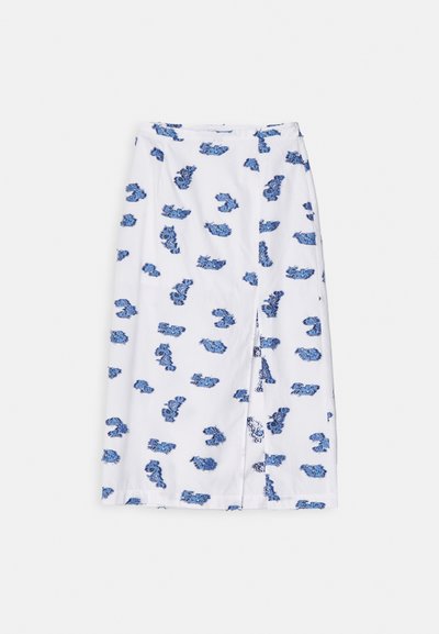 Valge seelik, millel on sinine lillemuster, sirge lõikega, põlvepikkune, külje lõhiku jaotamiseks detailiks ja liikumiseks.