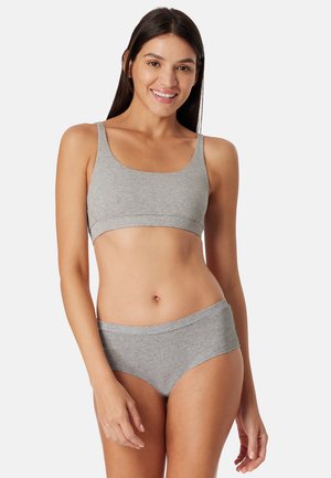 Set di bralette e slip in cotone grigio a coste. Tessuto morbido, vita elastica e spalline confortevoli. Design semplice senza decorazioni.