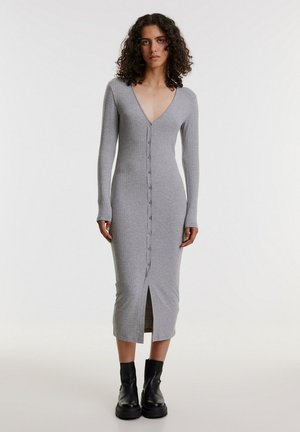 Graues, geripptes Midi-Kleid mit tiefem V-Ausschnitt, langen Ärmeln, durchgehender Knopfleiste und seitlichem Schlitz. Aus einem strukturierten Strickstoff gefertigt.