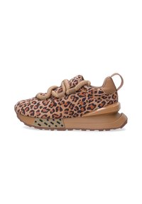 Sneakers med leopardmønster og brune accenter, struktureret stof, tykke snørebånd og en kraftig sål med et mønstret område for greb.