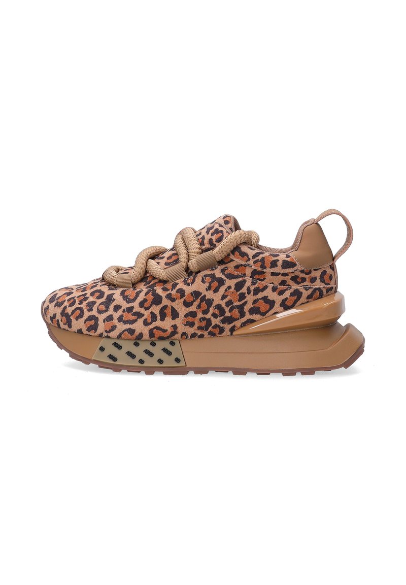 Sneakers med leopardmønster og brune accenter, struktureret stof, tykke snørebånd og en kraftig sål med et mønstret område for greb.