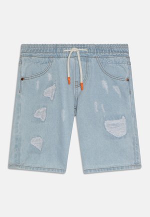 Shorts en denim bleu clair avec une taille à cordon de serrage, présentant des patches usés et des bords effilochés. Deux poches avant avec des accents métalliques.