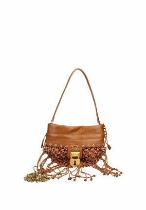 Borsa a mano in pelle marrone con dettagli in frange intrecciate, chiusura con lucchetto color oro e tracolla a catena dorata removibile, mostrata su sfondo bianco.