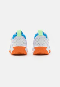 Nike Performance OMNI MULTI-COURT - Sneakers basse - white/photo blue/vapor green/total orange