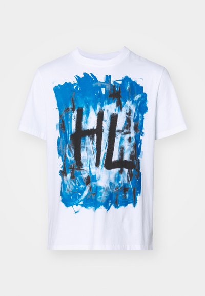 Weißes Baumwoll-T-Shirt mit einem blauen abstrakten Design und schwarzem "HL"-Text in der Mitte. Kurze Ärmel und Rundhalsausschnitt.