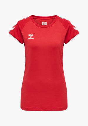 Czerwony, sportowy t-shirt wykonany z gładkiego materiału, z krótkimi rękawami, okrągłym dekoltem i białymi wzorami chevron na ramionach.