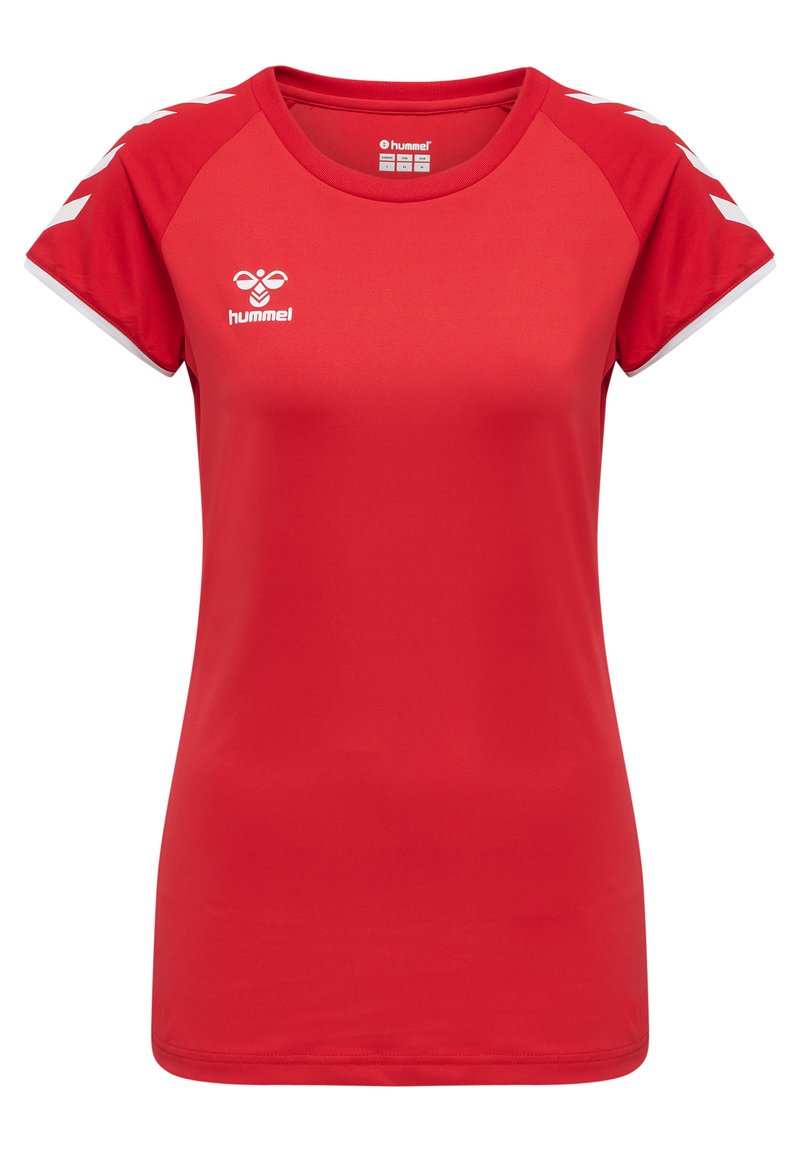Rotes sportliches T-Shirt aus glattem Stoff, mit kurzen Ärmeln, Rundhalsausschnitt und weißen Zickzackmustern auf den Schultern.
