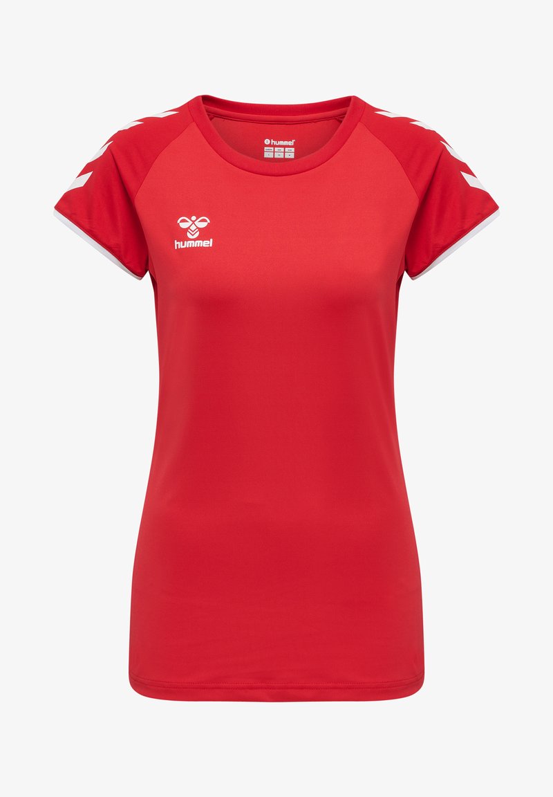 Rotes sportliches T-Shirt aus glattem Stoff, mit kurzen Ärmeln, Rundhalsausschnitt und weißen Zickzackmustern auf den Schultern.