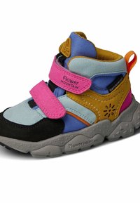 Kolorowe sneakersy średnie z mieszanych materiałów: turkusowe, czarne, złote i różowe. Zawierają rzepy, teksturowaną podeszwę oraz etykietę wodoodporną.