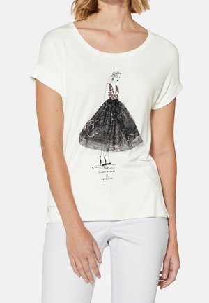 Kurze ärmelloses weißes T-Shirt mit einem Grafikdruck einer Frau in einem schwarzen Spitzenkleid mit strukturiertem Muster, rundem Ausschnitt und aufgerollten Ärmeln.