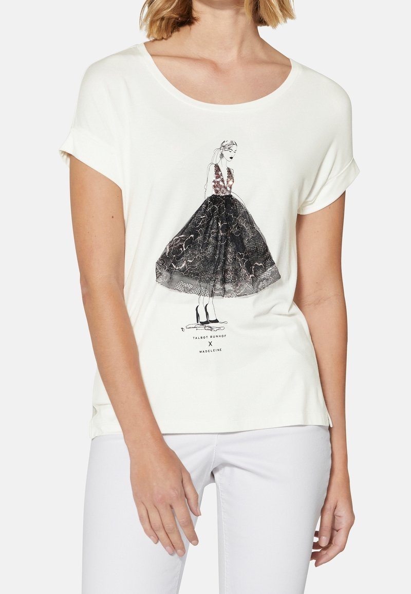 Camiseta blanca de manga corta con un gráfico de una mujer en un vestido negro de encaje con un estampado texturizado, cuello redondo y mangas enrolladas.