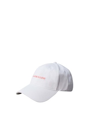 Hvid Calvin Klein baseballkasket med buet skygge og broderet rødt logo foran, mod en ensfarvet hvid baggrund.