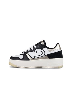 Sneaker met een zwart-witte synthetische bovenkant, metallic accenten, een gladde textuur, een platte witte zool en een prominente logo-detail aan de zijkant.