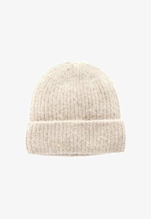 Gebreide beanie in lichtbeige, gemaakt van zachte wol, met een geribbelde structuur en een opgerolde rand voor comfort en warmte.
