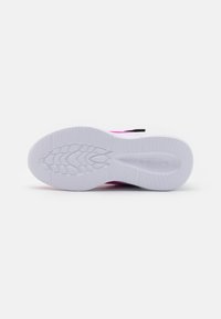 Skechers cipele s debelim, teksturiranim bijelim gumennim potplatom. Gornji dio ima živopisne detalje u ružičastoj i crnoj boji. Pogodne za aktivnu upotrebu.