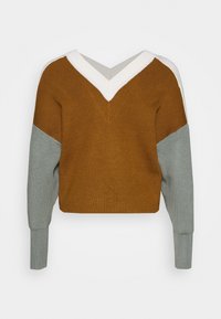 Pull en tricot avec col en V, design bicolore en marron, gris clair et gris foncé. Tissu structuré avec des accents côtelés sur les manches.