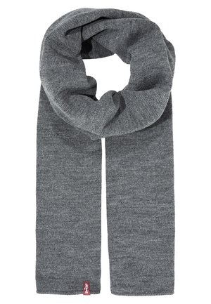 Écharpe en laine grise tricotée, pliée en boucle avec une petite étiquette rouge Levi's sur le bord inférieur sur fond blanc.