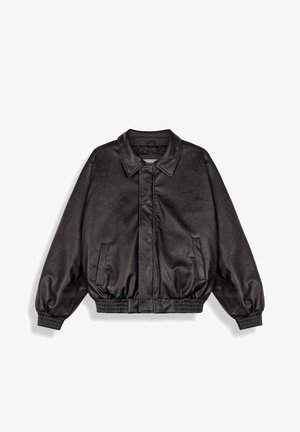 Czarna kurtka typu bomber z ekoskóry z elastycznymi mankietami i pasem, kołnierzem oraz bocznymi kieszeniami, pokazana na płasko na białym tle.