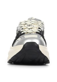 Sneaker chunky con una combinazione di colori argento, nero e crema. Presenta materiali testurizzati e una suola nera spessa con rilievi.
