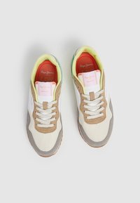 Białe i beżowe sneakersy z szarymi i brązowymi akcentami. Posiadają teksturowaną cholewkę, okrągłe sznurówki oraz kolorowy, wyściełany kołnierz. Logo na języku.