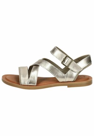 Sandalias plateadas metálicas con tiras entrecruzadas, hebilla ajustable, suela plana y lados expuestos. Fabricadas en material sintético.