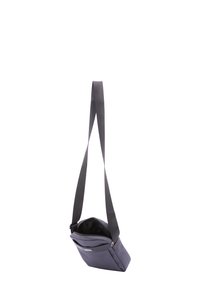 Borsa a tracolla grigia in tessuto con una ampia tracolla regolabile, chiusura superiore con zip, tasca frontale e texture liscia. Design compatto e rettangolare.