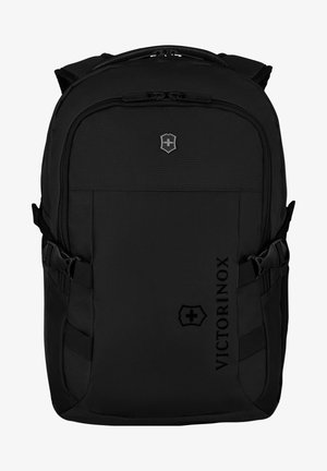 Schwarzer Rucksack aus strapazierfähigem Nylon mit strukturiertem Finish, ausgestattet mit einem zentralen Reißverschluss, verstellbaren Trägern und geprägtem Logodesign.