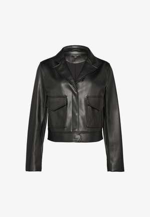 Czarna skórzana kurtka o kroju cropped, z wyciętym kołnierzem, dwoma przednimi kieszeniami i gładką fakturą. Posiada zapięcie na guziki u dołu.