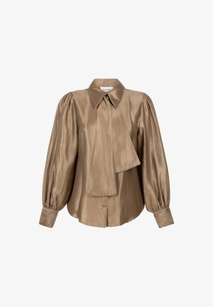 Bruine satijnen blouse met een kraag, geplooide mouwen en een voorkant met een drape. Heeft een knoopsluiting en manchetmanchetten. Soepele textuur.