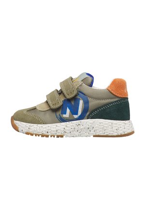 Kindersneaker mit beigem Stoff, blauem Logo, grünen und orangen Velours-Details, weißer gefleckter Sohle und zwei Klettverschlüssen.