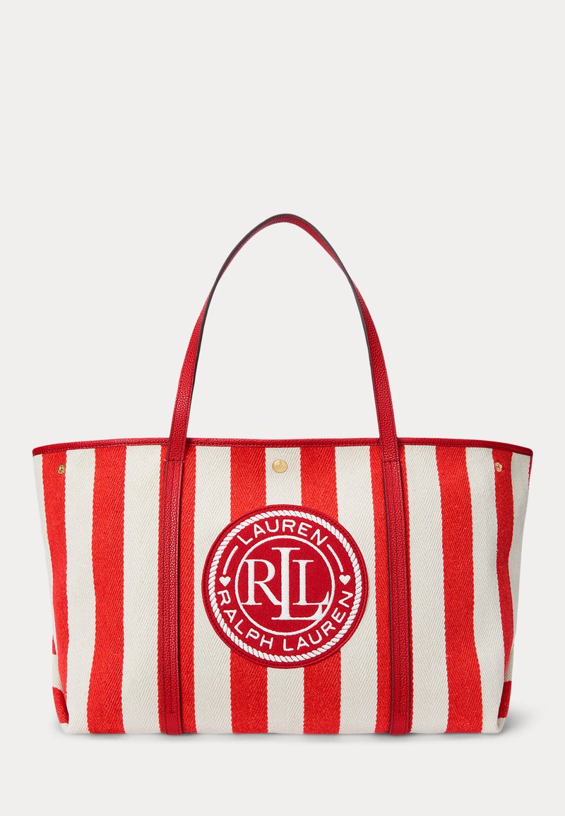 Torbica z naramnicami, izdelana iz tkanine z vzorcem, z rdečimi in belimi črtami, dvema rdečima ročkama in okroglo nalepko v središču.