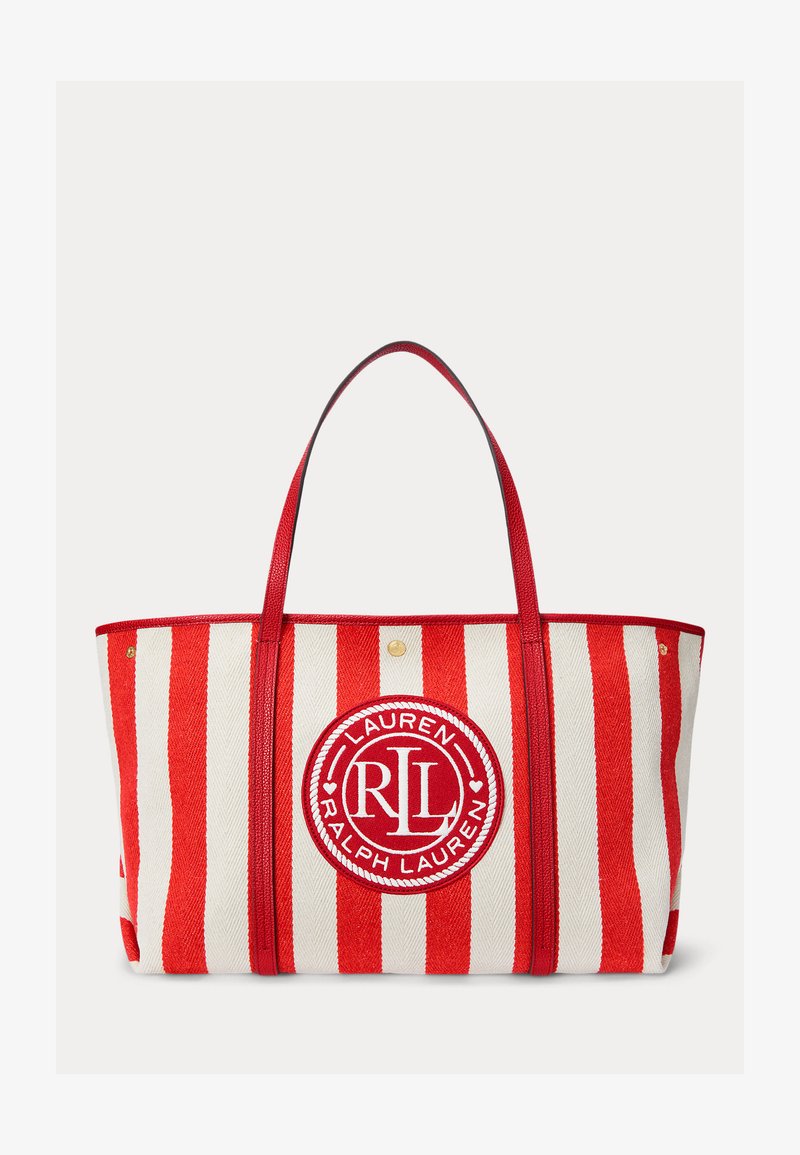 Torbica z naramnicami, izdelana iz tkanine z vzorcem, z rdečimi in belimi črtami, dvema rdečima ročkama in okroglo nalepko v središču.