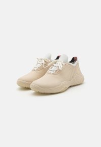Beige sporta apavi ar teksturētu gumijas zoli, gludu ādas virsu un elastīgiem apkaklīšiem. Iespējami balti šņorējumi un mīksta oderējums.