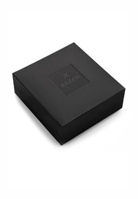 Melnas taisnstūrveida kaste ar gludu matētu virsmu, uz kuras augšpuses ir izcirsts logotips. Malas ir asas un tīras.