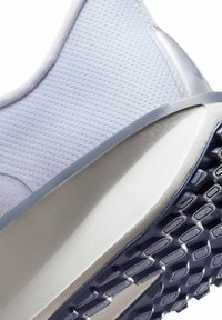 Scarpa sportiva blu chiaro con upper in mesh traspirante, dettagli in plastica liscia e una suola in gomma testurizzata per una migliore aderenza.