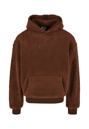 Sudadera con capucha de felpa marrón, con una textura suave, bolsillo frontal y puños acanalados. Pequeño logotipo bordado en el pecho que denota la identidad de la marca.