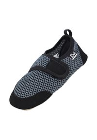 Schwarzer und grauer Netzschuh mit strukturierten Oberflächen, verstellbarem Riemen und abgerundeter Zehenpartie. Entwickelt für Komfort und Atmungsaktivität.