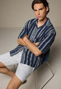 Next TEXTURED STRIPE SHORT SLEEVE   - Vapaa-ajan kauluspaita - navy blue
